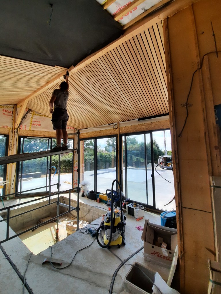 Habillage en toiture intérieur pour harmoniser le rendu