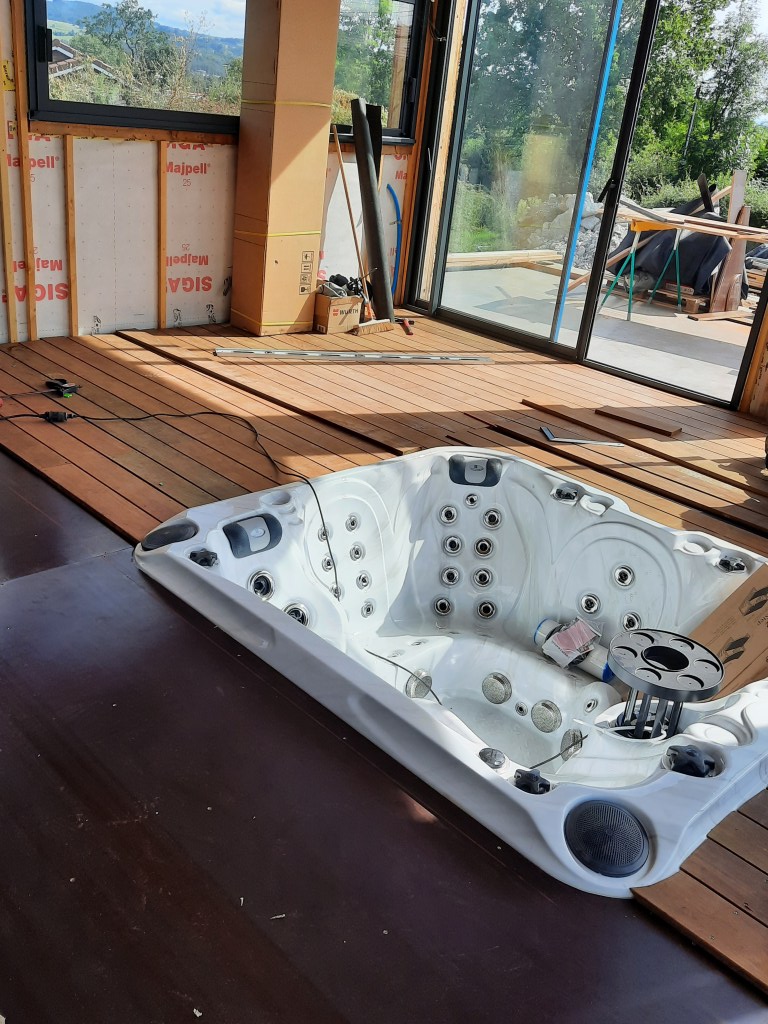 Mise en place spa encastré dans la terrasse