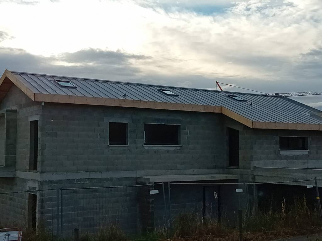 Couverture joint debout avec fenêtre de toit