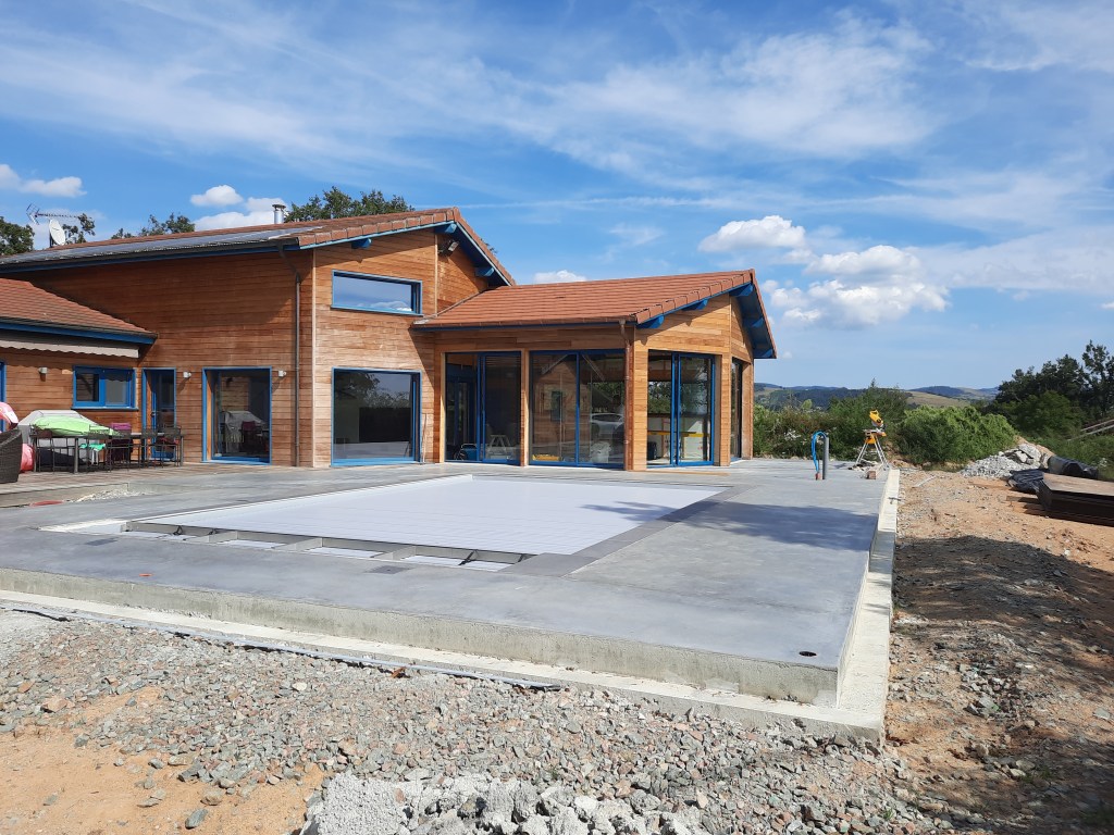 Création piscine extérieure devant l'extension en ossature bois
