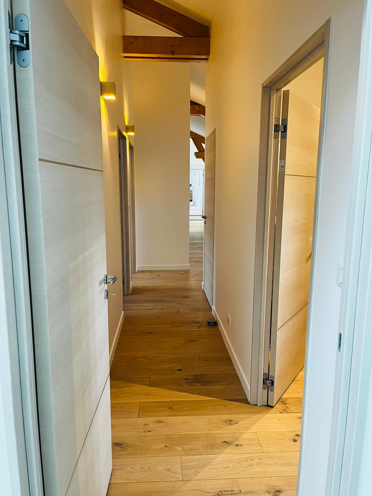 Aménagement intérieur bloc porte parquet finition